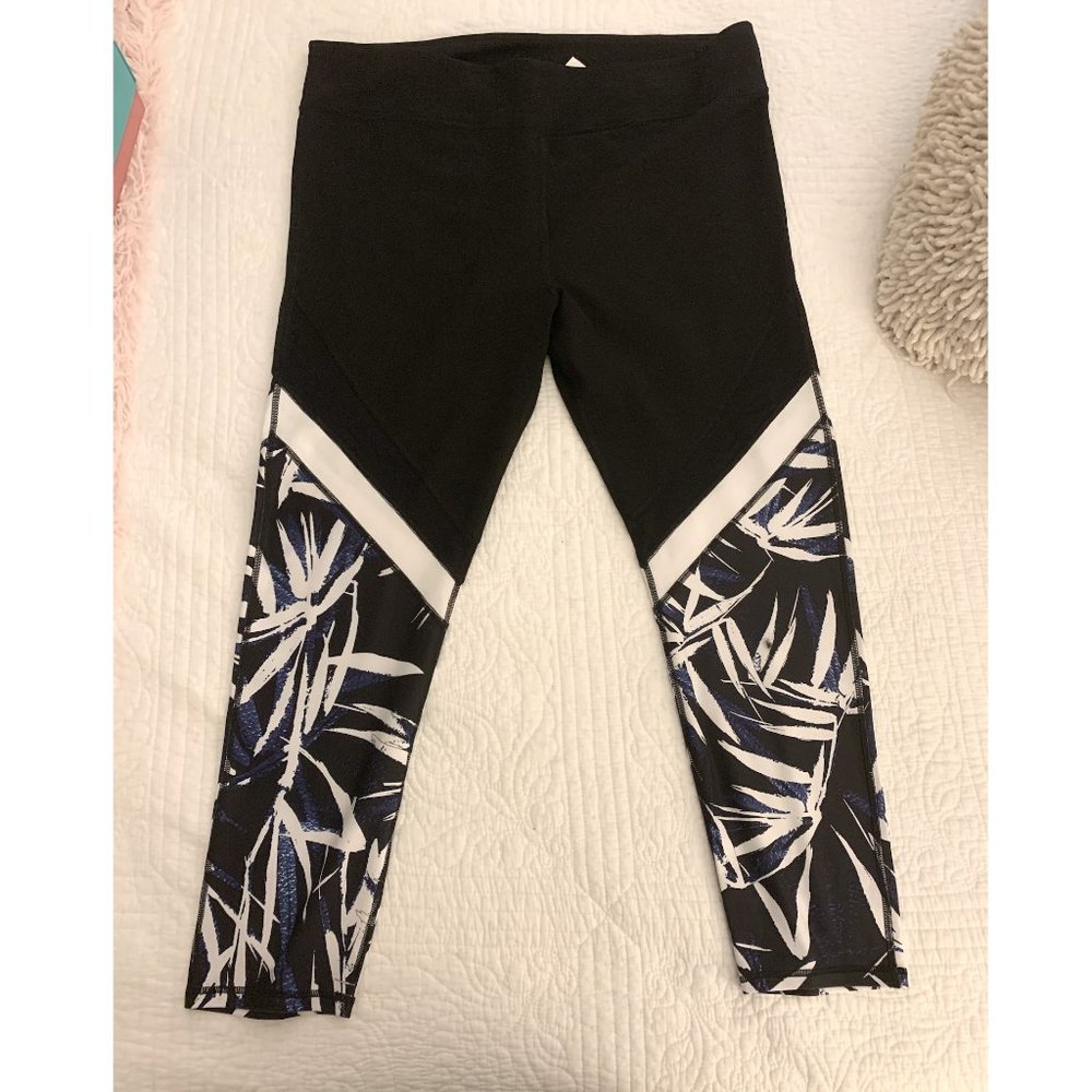 Fabletics 2x Capri leggings - tags on